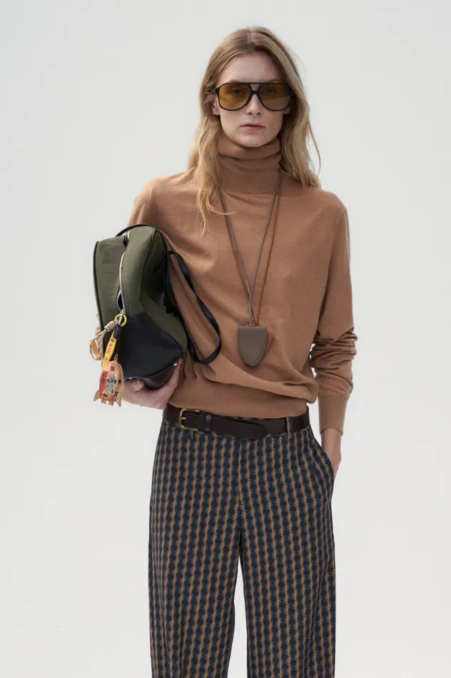 Front Row Shop Tops Women Silk and Cashmere Blend Turtleneck Sweater Pull Over 8211 Beige
